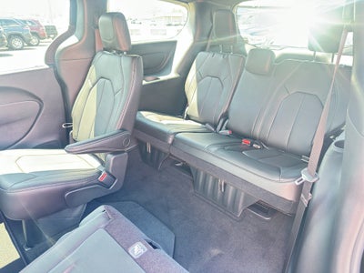 2025 Chrysler Voyager LX