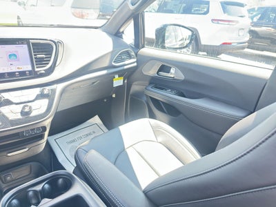 2025 Chrysler Voyager LX