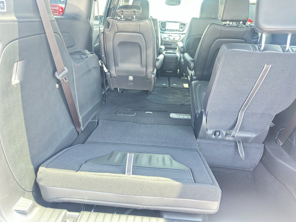 2025 Chrysler Voyager LX