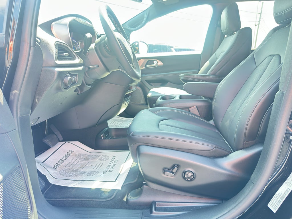 2025 Chrysler Voyager LX