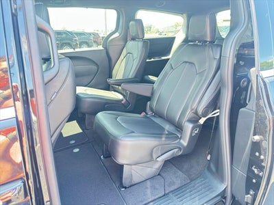 2025 Chrysler Voyager LX