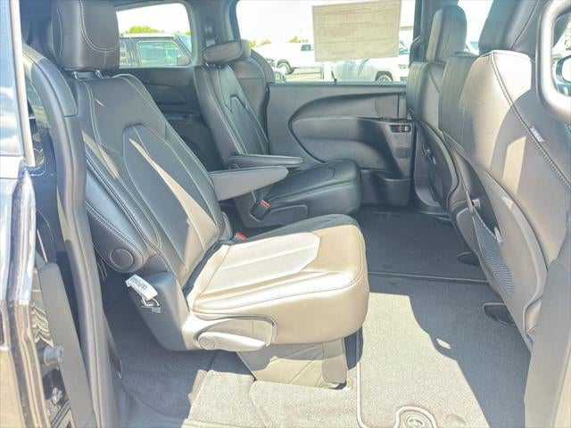 2025 Chrysler Voyager LX