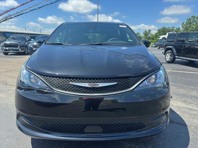 2025 Chrysler Voyager LX