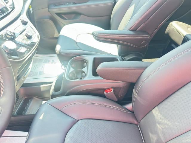 2025 Chrysler Voyager LX